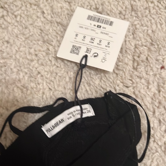 Pull&Bear adjustable strappy back crop long sleeved top in black. - Picture 3 of 6